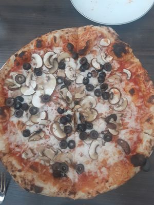 Pizza was amazing at Floralia in Honolulu