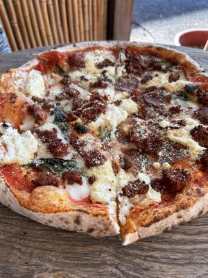 Pizza- edges look crisp but underneath was soft    at Floralia in Honolulu