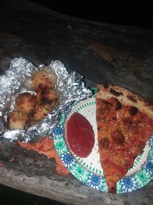 Garlic Dough Knots and Veggie Pizza at Floralia in Honolulu