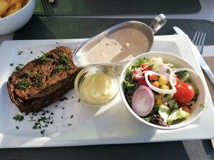Seitansteak met champignonsaus at Le Touquet in Oostende