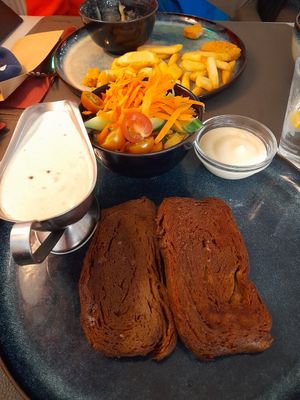 Seitan steak, pepper sauce and side salad with chips at Le Touquet in Oostende