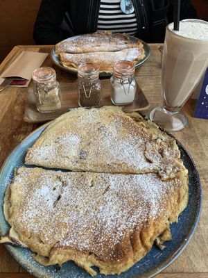 Vegan pancakes and vegan chocolate milkshake    at Le Touquet in Oostende