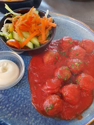 Boulettes sauce tomate et mayonnaise vegan at Le Touquet in Oostende