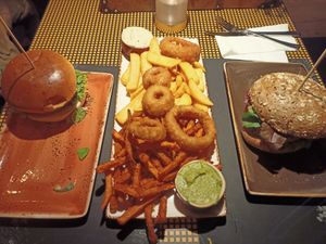 Fries mix plus truffle and nature burger at Peter Pane - Schlump in Hamburg