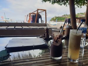Beachfront dining at Green Leaf Cafe in Jemuluk