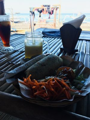 Vegan burrito & tropical juice at Green Leaf Cafe in Jemuluk