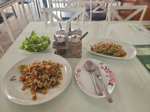 Pad Thai with papaya salad at Su Ting Sian -Soi Anamai 23 in Khon Kaen