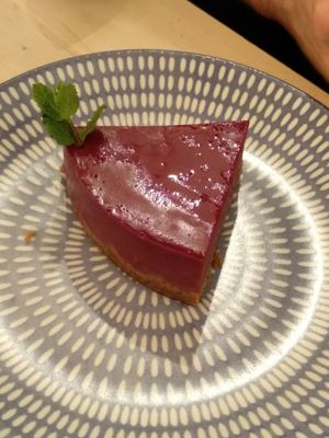 Tarta de arándanos at Chillin' Cafe in Madrid