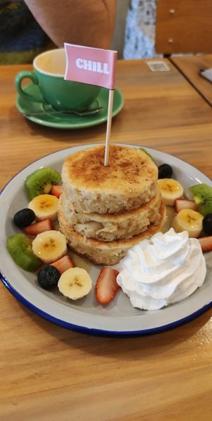 Tortitas con fruta y nata at Chillin' Cafe in Madrid