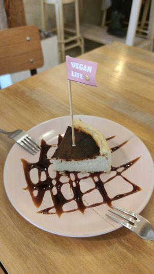 Tarta de queso (espectacular) at Chillin' Cafe in Madrid