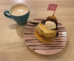 Capuchino y tortitas con chocolate  at Chillin' Cafe in Madrid