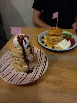 Chocolove and fruit paradise  pancakes/"fábrica de chocolate" tortitas y "paraíso de frutas" tortitas at Chillin' Cafe in Madrid
