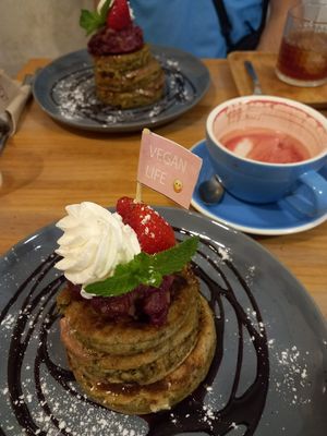 Matcha pancakes/tortitas de matcha y azuki at Chillin' Cafe in Madrid