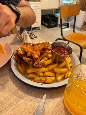 Korean fried chicken at Chillin' Cafe in Madrid