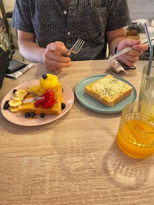 Sweet toast and cheesy garlic toast at Chillin' Cafe in Madrid