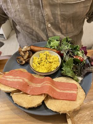 Fantastic pancakes 🥓🥞  at Chillin' Cafe in Madrid