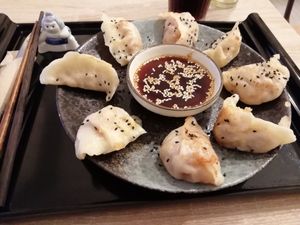 Las gyozas muy ricas, la salsa espectacular. at Chillin' Cafe in Madrid