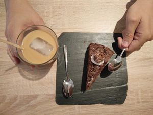 ice almond latte with chocolate cake at Chillin' Cafe in Madrid