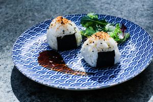 Onigiri, rellena de aguacate, nabo y veganesa. at Chillin' Cafe in Madrid