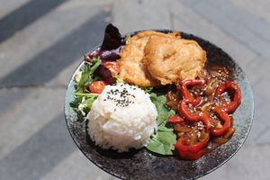 Weekly menu from 18,April,2018 to 23,April,2018. 
Arroz con salsa de pimienta negra y filete de soja at Chillin' Cafe in Madrid