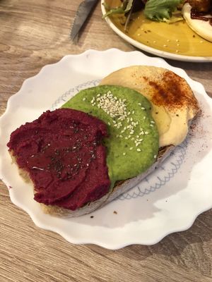 Tostada de hummus de 3 sabores at Chillin' Cafe in Madrid