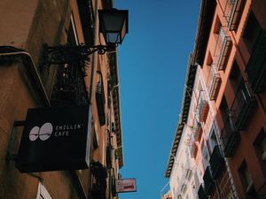 Street view at Chillin' Cafe in Madrid