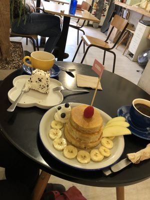 Pancakes with fruit and vegan cream, an americano, Oreo cake and a cappuccino  at Chillin' Cafe in Madrid