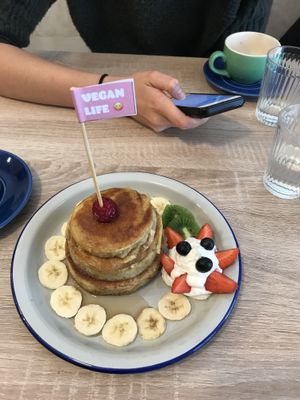 Tortita Americana con frutas temporales at Chillin' Cafe in Madrid