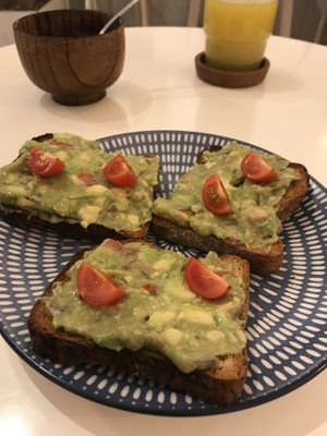 Tostada de guacamole, zumo y sopa.  at Chillin' Cafe in Madrid