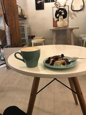 Capuchino y panacota  at Chillin' Cafe in Madrid