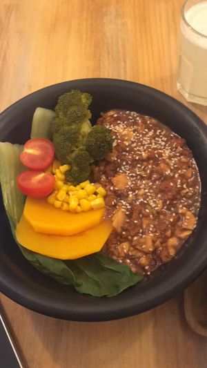 Tofu y verduras con arroz. Muy sabroso at Chillin' Cafe in Madrid