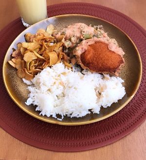 Acarajé, quiabo na pasta de amendoim, batata doce chips e arroz  at Congolinaria - Alfonso Bovero in Sao Paulo