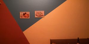 Linda parede com pintura das cores da bandeira do Congo. at Congolinaria - Alfonso Bovero in Sao Paulo