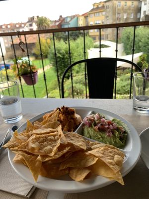 Nachos caseros at El Manglar in Oviedo