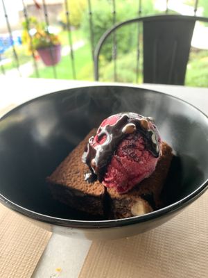 Bizcocho con helado at El Manglar in Oviedo