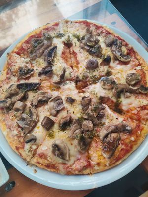 Vegan mushroom pizza (bosque) at El Manglar in Oviedo