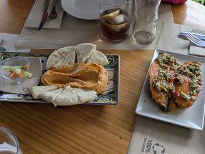 Hummus y boniatos asados con chimichurri at El Manglar in Oviedo