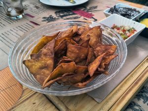 Totopos caseros con crema de frijoles negros refritos, pico de gallo y cheddar vegano at El Manglar in Oviedo