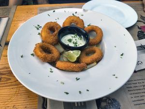 Calamares con patatas panaderas y alioli de lima y cilantro at El Manglar in Oviedo