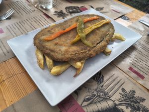 Cachopo de la tierrina con salsa de sidra, patatas fritas y tiras de pimiento asado at El Manglar in Oviedo