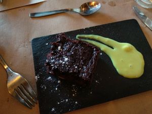 Brownie con salsa de mango at El Manglar in Oviedo