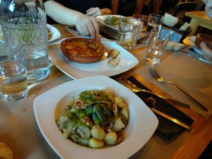 Ñoquis con setas, alcachofas y salsa verde at El Manglar in Oviedo