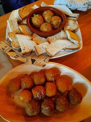 Croquetas y paté de olivas (sabe más a otras cosas) at El Manglar in Oviedo