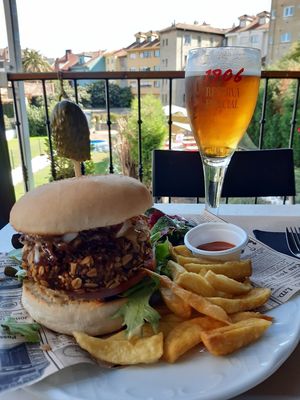 Hamburgesa con patatas at El Manglar in Oviedo