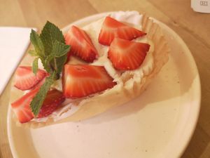 Vegan pavlova fraise at Le Pain Quotidien in Namur