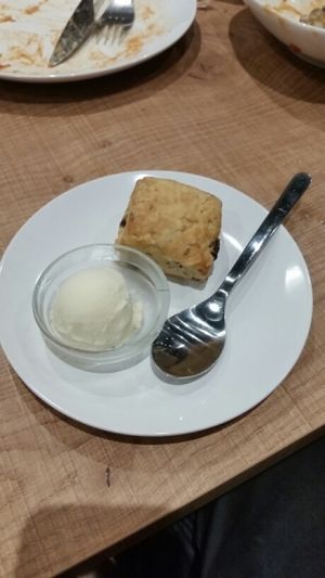 Vegan vanilla ice cream and scone at Fluunt KOFU in Kofu