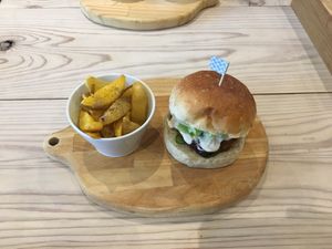 Veggie teriyaki burger with fries at Fluunt KOFU in Kofu