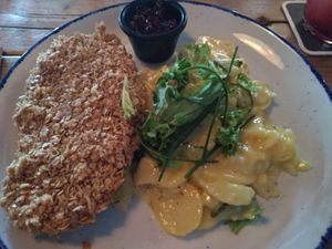Haferschnitzel, Kartoffelsalat und Preiselbeeren at Dolden Mädl in Binz