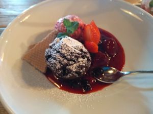 Brownie, Himbeersorbet und Beerensauce at Dolden Mädl in Binz