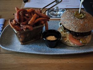 Linsenburger "gesmoked" mit Süßkartoffel Pommes at Dolden Mädl in Binz